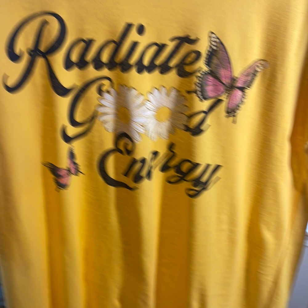 Lovely Summer Yellow Top w Logo & 2 butterflies & a couple of single daisies.